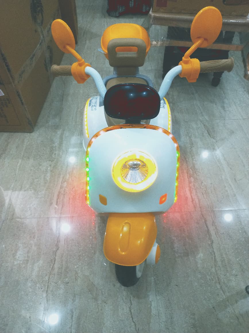 Toylura Vintage Vespa Scooter Toy with Rear Storage Box